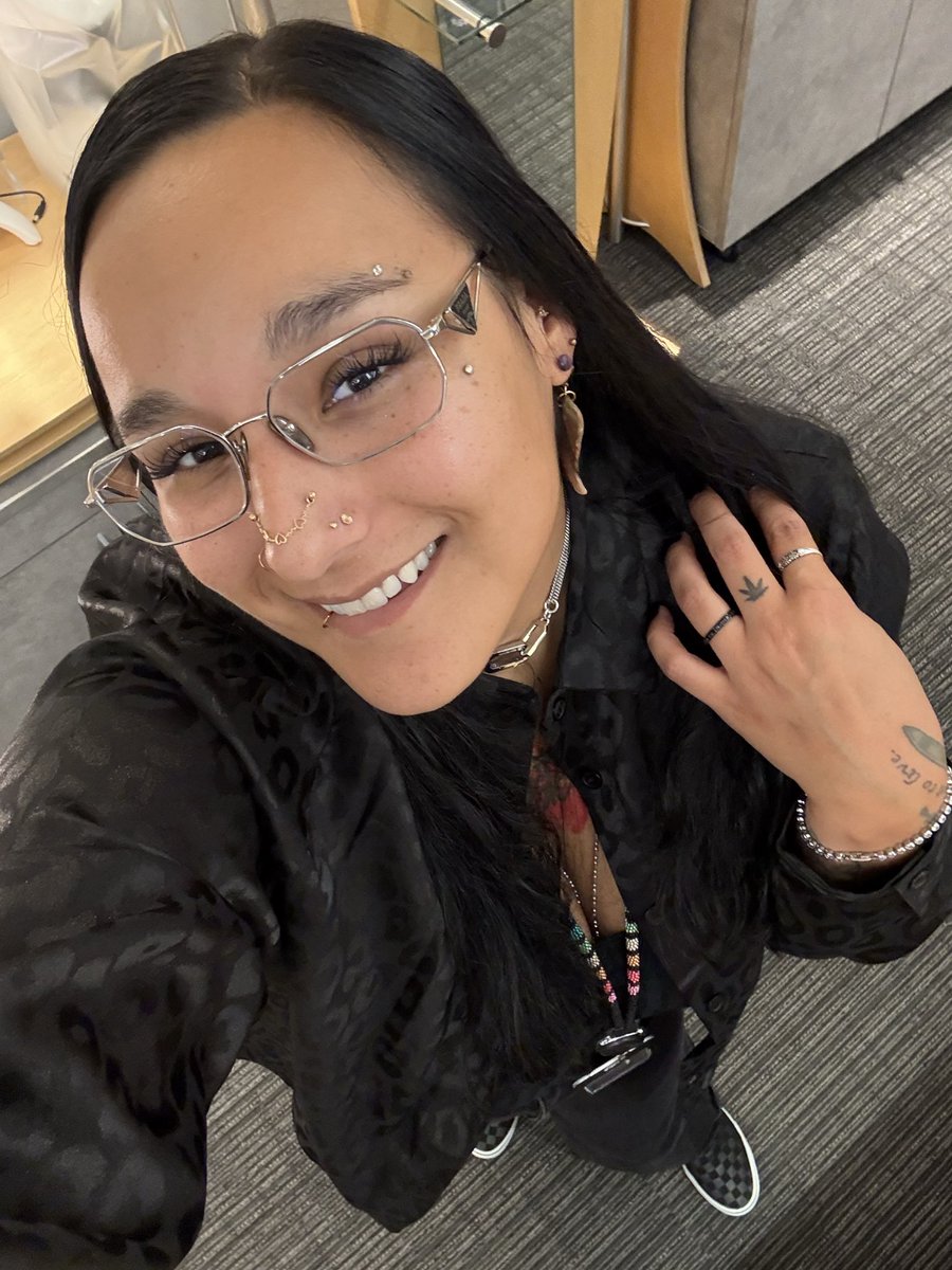 catladydev's tweet photo. Just poppin in to be pretty 🥰 https://t.co/lDASHmjQXG