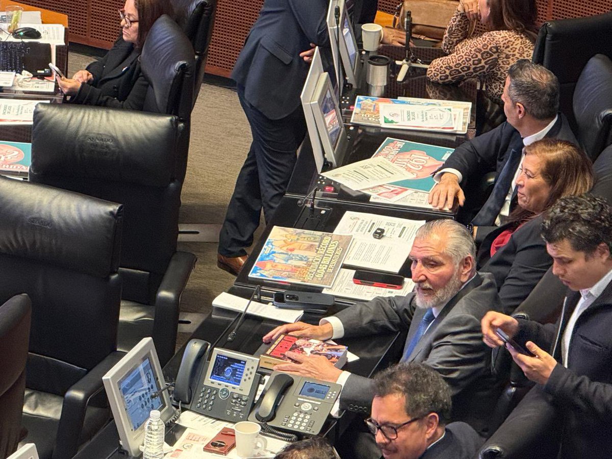 azucenau's tweet photo. 🔴Adán Augusto López ya tiene en sus manos el nuevo libro de AMLO.

El senador fue captado con un ejemplar de “Pueblo”, el nuevo libro del expresidente Andrés Manuel López Obrador.

Sara Pablo vía @Radio_Formula https://t.co/3wYYuDxV0P