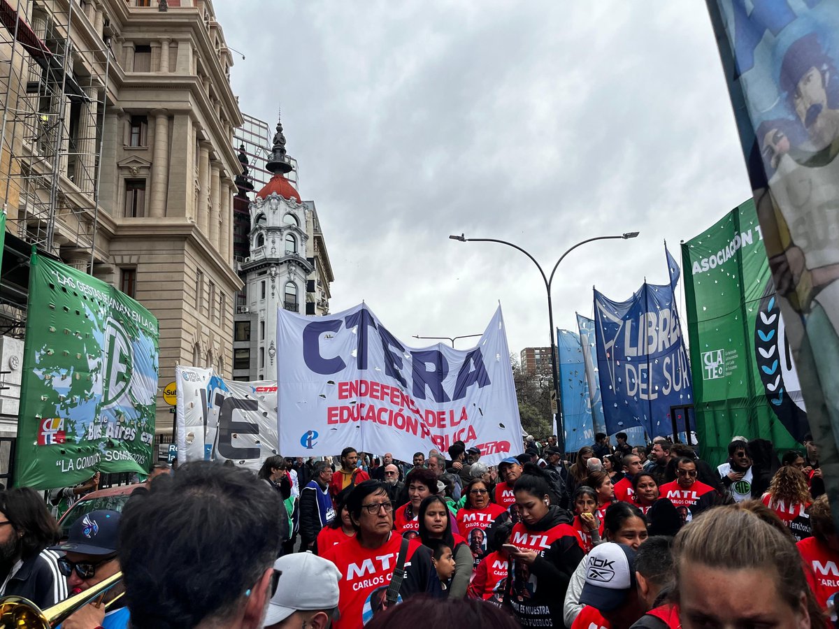 cteracta's tweet photo. CTERA se movilizó frente a la Corte Suprema junto a las CTA, organizaciones sindicales y sociales, en rechazo al fallo que dejó sin efecto la sentencia contra la derogación de la Ley de Tierras.

➡️ No a la extranjerización de la tierra.

➡️ En defensa de la soberanía nacional. https://t.co/VMaQ1WLQXf