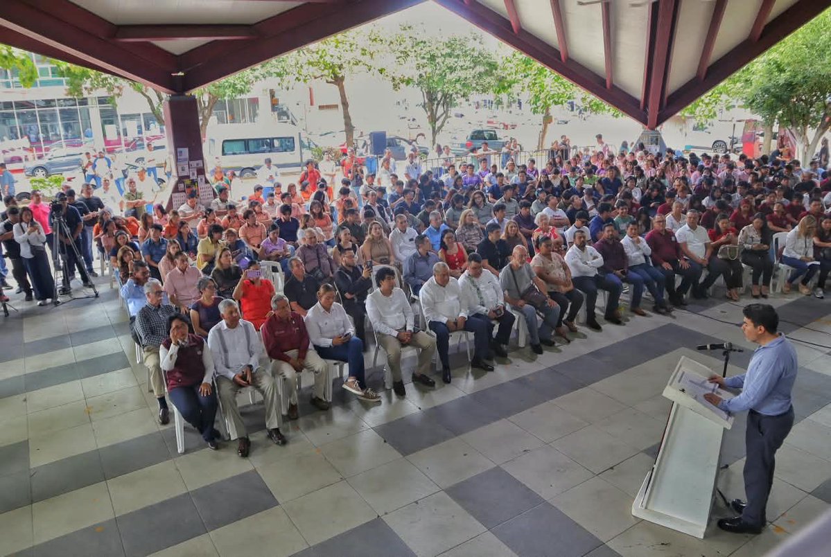 arturomedinap's tweet photo. En representación del Estado mexicano, ofrecimos una disculpa pública por las graves violaciones a los #DDHH perpetradas entre 1958 y 1966 en el caso de la “Matanza de los Goyos”, en Poza Rica, #Veracruz, en cumplimiento de la Recomendación 137VG/2023 de la @CNDH.

Desde la @SEGOB_mx acompañamos la exigencia de verdad y justicia de las víctimas y sus familias, con el compromiso de no repetición.

Participaron Nadia Altamirano Herrera, quien recibió la disculpa a nombre de las personas afectadas; la profesora Ana Lidia Olivares Peña; y el historiador Mario Ángel Román del Valle.

Acudieron familiares de todas  las víctimas de esos terribles hechos.  También el secretario de Gobierno de Veracruz, @ahuedricardo; la presidenta municipal de #PozaRica, Janeth Adanely Rodríguez. la titular de la @CEAVmex, @Yuriddhh; el director general interino de Derechos Humanos de @Defensamx1, general brigadier Alfredo Piñeiro; y la directora general del @Mecanismo_MX, @tobyanneLR.

También estuvieron la directora general de Estrategias para la Atención de Derechos Humanos, @galindo_cl74139 y el titular de la Fiscalía Especial en Seguimiento a Recomendaciones y Quejas en Materia de Derechos Humanos de la @FGRMexico, Arturo Israel Domínguez.