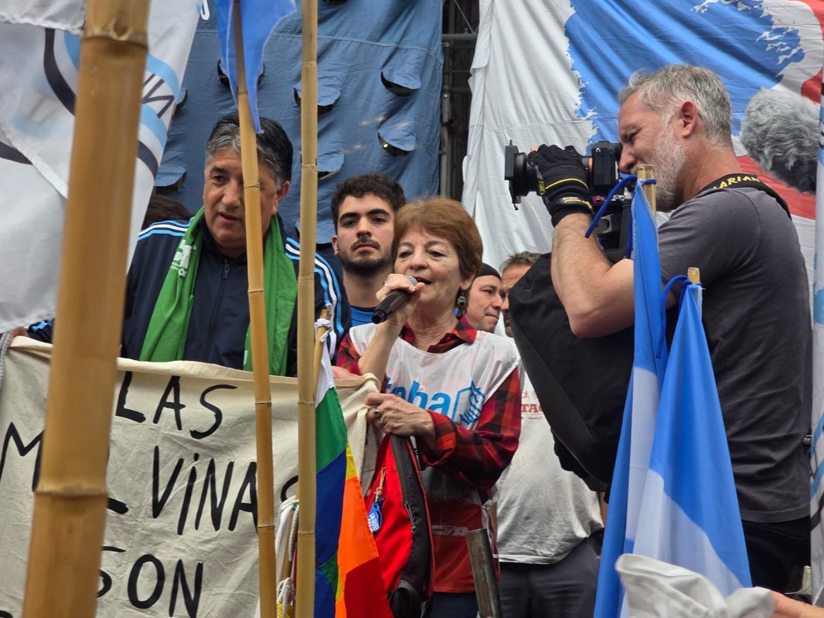 cteracta's tweet photo. CTERA se movilizó frente a la Corte Suprema junto a las CTA, organizaciones sindicales y sociales, en rechazo al fallo que dejó sin efecto la sentencia contra la derogación de la Ley de Tierras.

➡️ No a la extranjerización de la tierra.

➡️ En defensa de la soberanía nacional. https://t.co/VMaQ1WLQXf