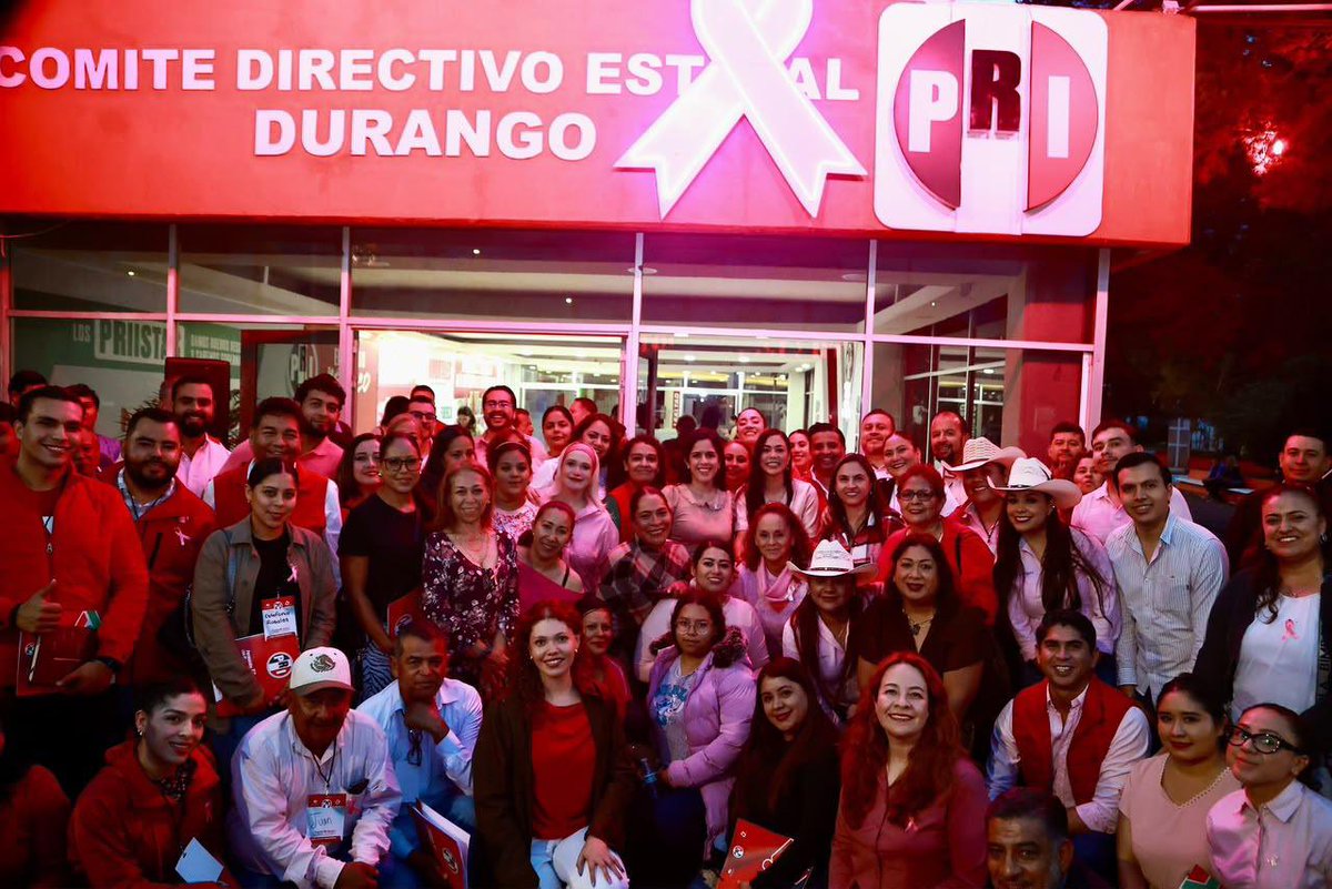 LaloSerranoZ's tweet photo. #LaserInformativo
⚪️ #Durango|| #ONMPRI Durango promueve la prevención y detección oportuna del cáncer de mama: @Pamgarciabrito
Con el objetivo de hacer visible la importancia de la prevención y el cuidado de la salud de las mujeres, se llevó a cabo el Encendido Rosa con motivo del inicio del #MesRosa, dando también arranque a las actividades de la campaña “Te Toca”.
Durante el evento, las instalaciones del partido se iluminaron de rosa como símbolo de concientización y solidaridad, invitando a las mujeres a hacer de la prevención una prioridad y a no dejar para después sus revisiones de salud.
La presidenta estatal del @CDE_PRI_Durango , @danisotto , destacó que el autocuidado y la detección oportuna pueden marcar una diferencia fundamental en la vida de las personas, al tiempo que reconoció el trabajo permanente que realiza el @ONMPRIDurango para acercar información y herramientas de prevención a las mujeres.
“Preocuparnos por nosotras y ocuparnos de nosotras puede salvarnos la vida. Por eso es tan importante conocer las herramientas que existen para una detección oportuna y recordar que hay formas de acercarnos a la salud y cuidar nuestra vida”, señaló.
Por su parte, la presidenta del ONMPRI Estatal Durango, Pamela García Brito, explicó que este año la campaña “Te Toca” busca hacer un llamado a las mujeres para priorizar su salud, realizarse revisiones periódicas y extender este mensaje a otras mujeres de su entorno.
“Hoy encendemos este edificio para arrancar octubre con un mensaje sencillo: te toca cuidarte, te toca revisarte y te toca hacer una pausa entre tantas responsabilidades para pensar en ti. Las mujeres siempre estamos pendientes de todos y muchas veces dejamos nuestra propia salud para después. Este mes te toca a ti, no esperemos a que nos toque una experiencia difícil para empezar a cuidarnos”, expresó.
Con este encendido, el ONMPRI Estatal Durango, encabezado por su presidenta Pamela García Brito, da inicio a las actividades del Mes Rosa, llevando un mensaje de prevención y concientización a más mujeres.