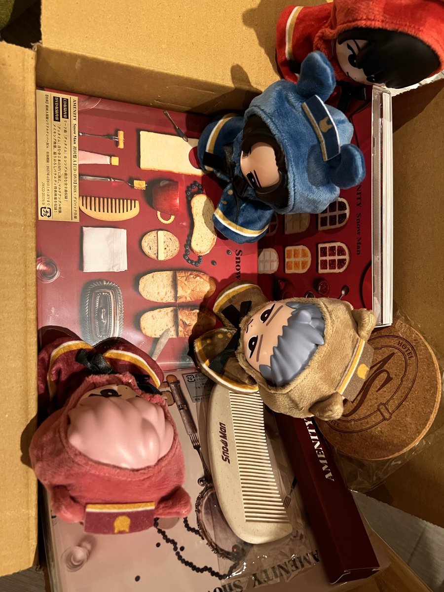kvVFWzg7lsdeXOz's tweet photo. AMENITY発売日おめでとうございます🎉
今日からコツコツ楽しませていただきまーす😆💕🏨マンメンバーが先に覗きにきた🤭✨パッケージも豪華だね✨
#SnowMan
#AMENITY_SnowMan https://t.co/56JMFSEtSU