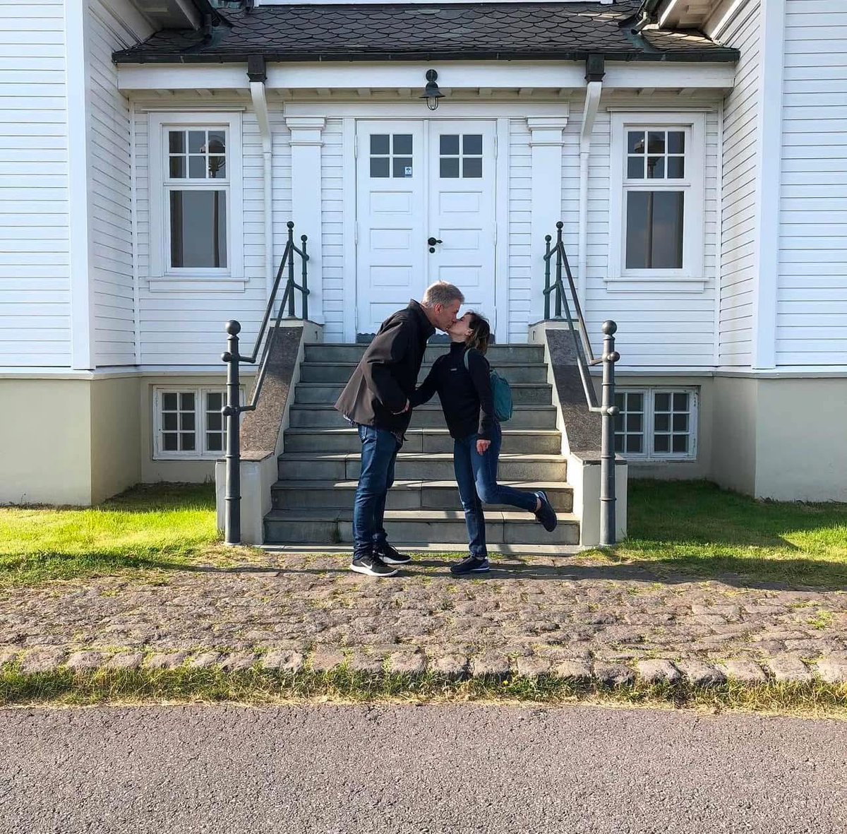 VernMcKinley's tweet photo. This is the right way to do this photo op: https://t.co/qm9M3EF869