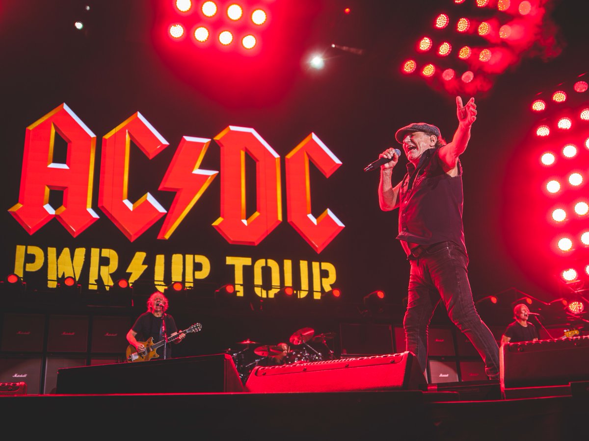 MetLifeStadium's tweet photo. AC/DC really turned the "POWER UP" for an unforgettable night with special guest Foo Fighters ⚡🎸  

📸 Chris Spiegel 

#worldsbiggeststage https://t.co/2EIPUg0eWG