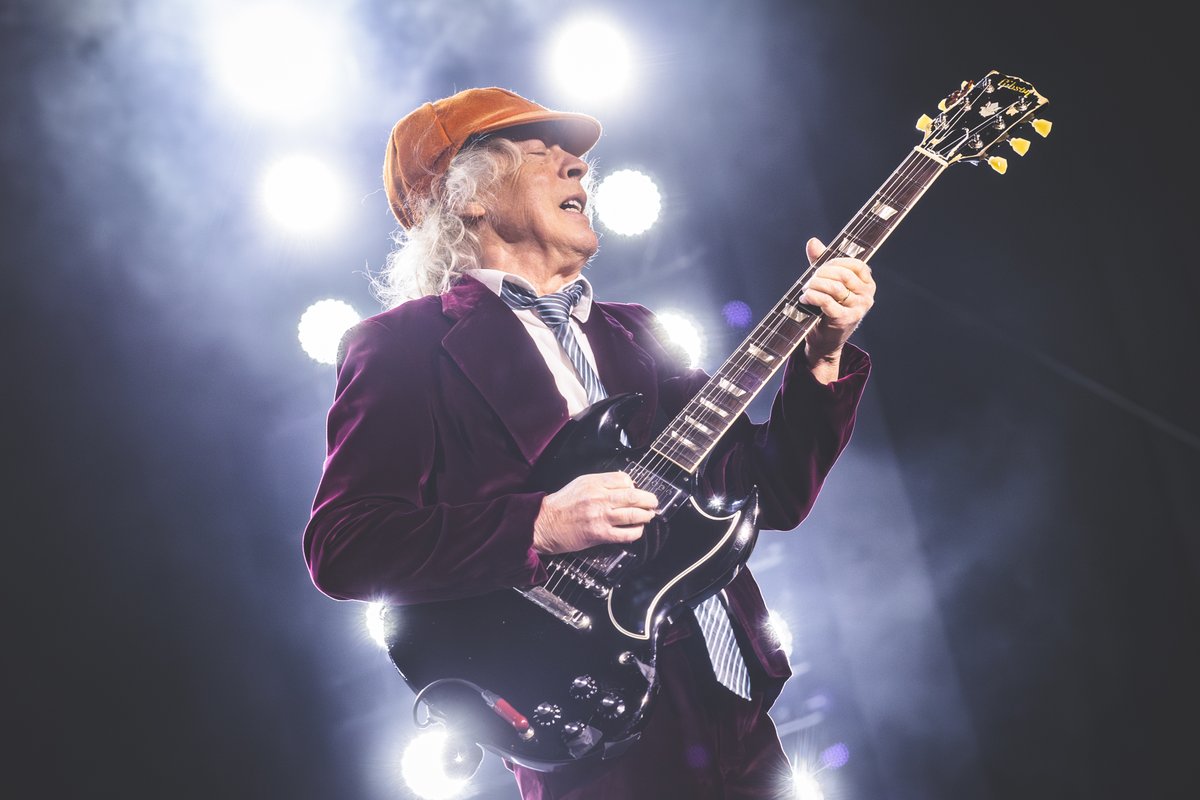 MetLifeStadium's tweet photo. AC/DC really turned the "POWER UP" for an unforgettable night with special guest Foo Fighters ⚡🎸  

📸 Chris Spiegel 

#worldsbiggeststage https://t.co/2EIPUg0eWG