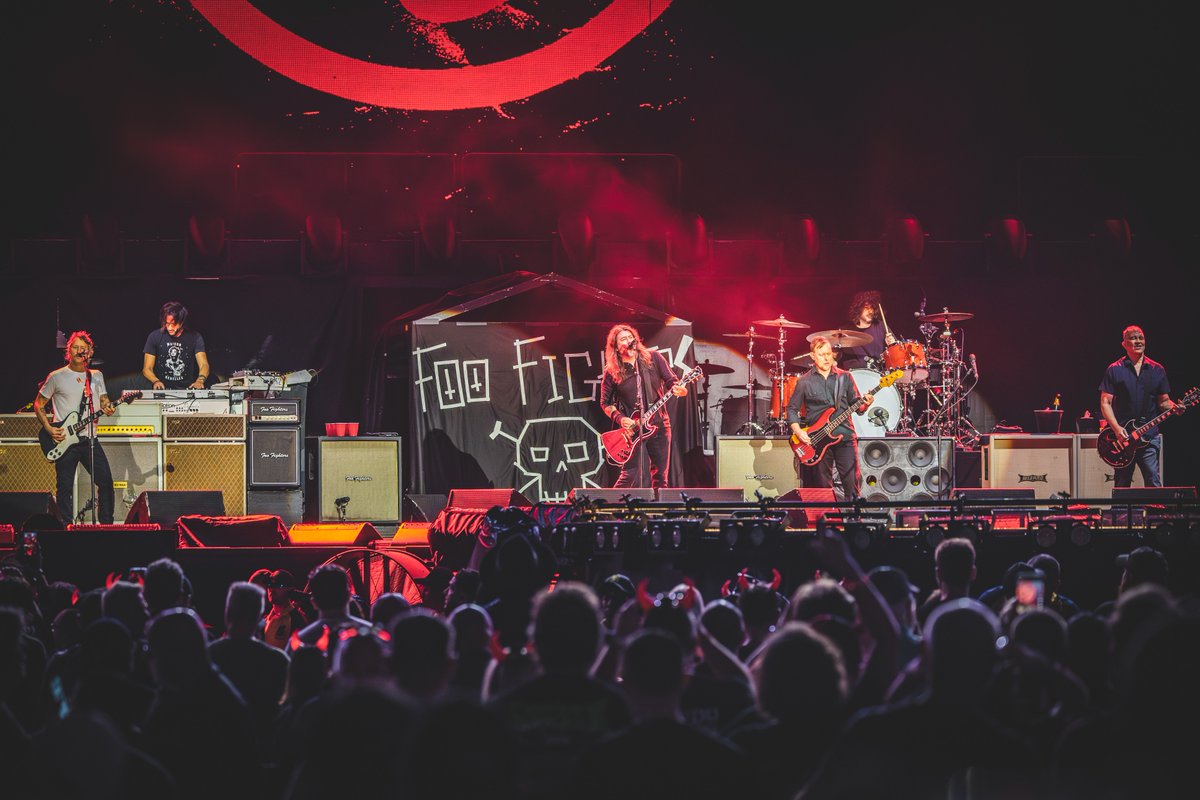 MetLifeStadium's tweet photo. AC/DC really turned the "POWER UP" for an unforgettable night with special guest Foo Fighters ⚡🎸  

📸 Chris Spiegel 

#worldsbiggeststage https://t.co/2EIPUg0eWG