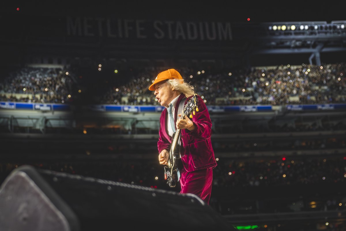 MetLifeStadium's tweet photo. AC/DC really turned the "POWER UP" for an unforgettable night with special guest Foo Fighters ⚡🎸  

📸 Chris Spiegel 

#worldsbiggeststage https://t.co/2EIPUg0eWG