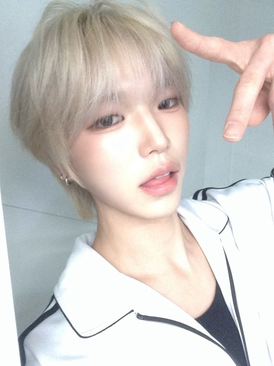 nrjysg's tweet photo. 261007 #이재영 위드팬 📸

눈냥이 ㄴㅁ 이쁘다

#idntt #아이덴티티 
#LeeJaeYoung https://t.co/XvSTUe9cNM