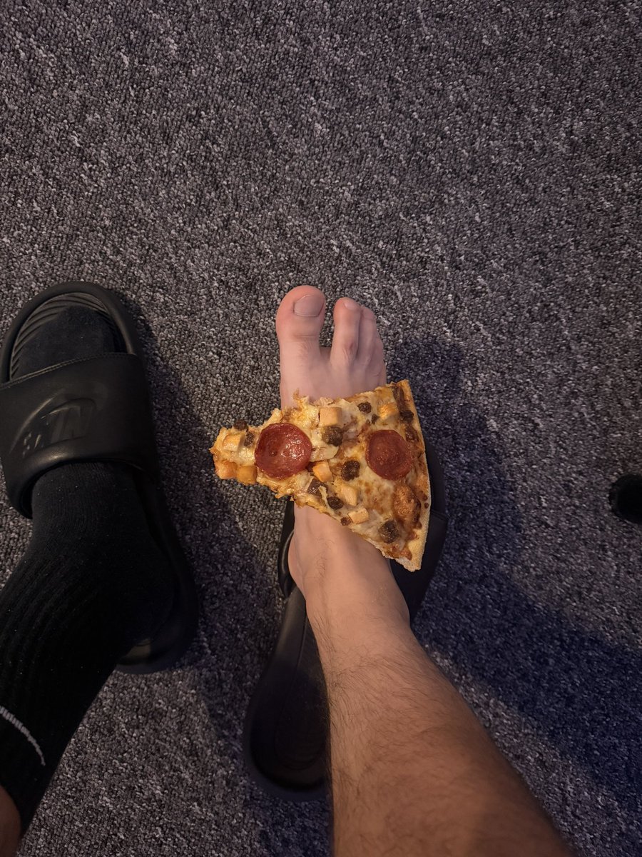 TheBritishApex's tweet photo. Tank you @subservien89582 for the pizza , who wants a taste. 👅 https://t.co/B2uwteiYpX