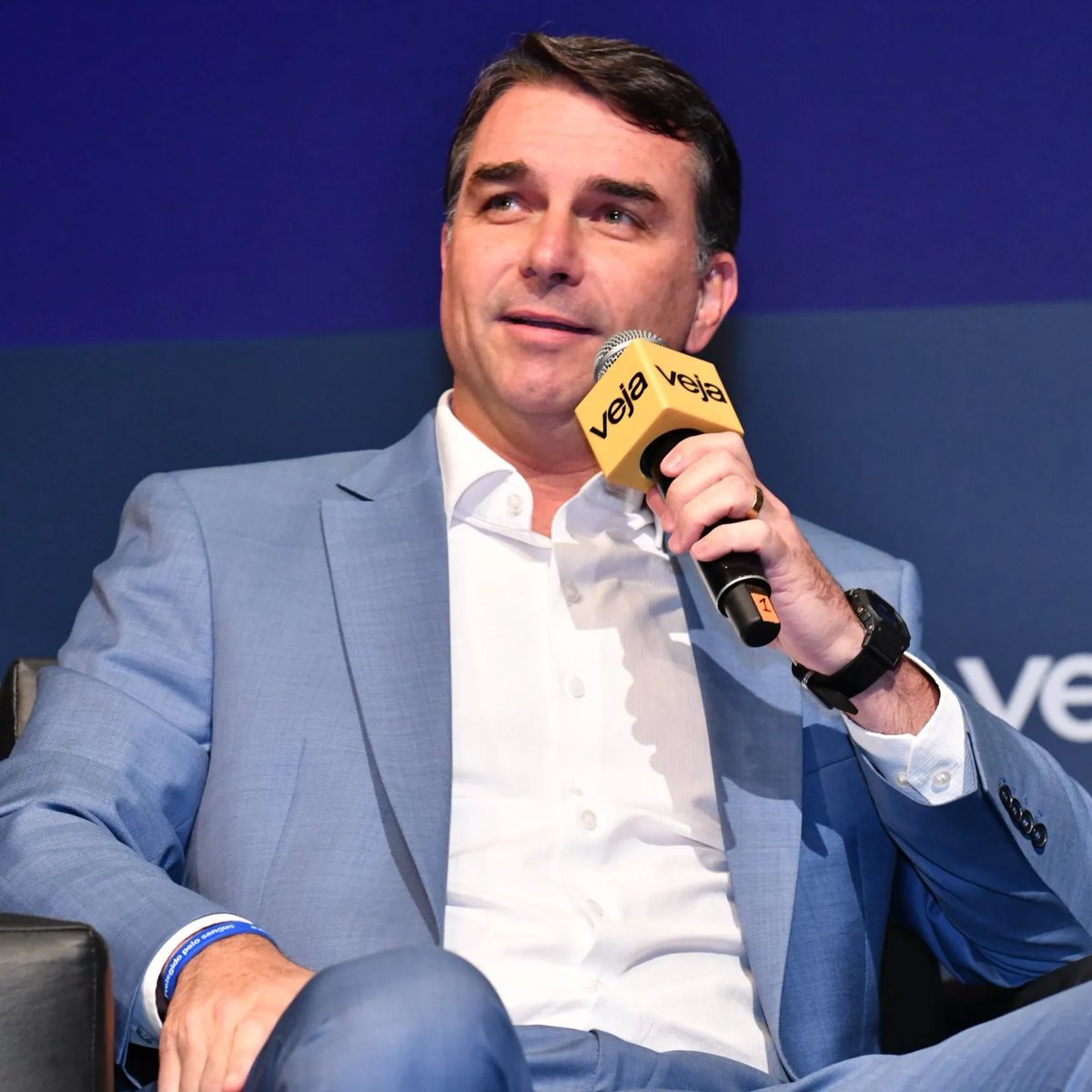 republiqueBRA's tweet photo. 🗣️ “Já temos maioria no Senado e na Câmara, para a gente mudar a Constituição para redemocratizar o país”, diz Flávio Bolsonaro. https://t.co/yn5gfMZQ6V