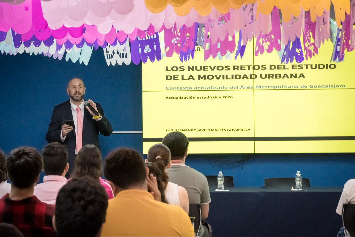 fermaparrilla's tweet photo. Hoy, en el Día del Logístico, tuve la oportunidad de compartir la conferencia “Los nuevos retos del estudio de la movilidad urbana” con estudiantes y comunidad universitaria del CUCEI. 

Fue un espacio para conversar sobre los retos actuales de la movilidad, el transporte y más. https://t.co/sfhT1DdRjI