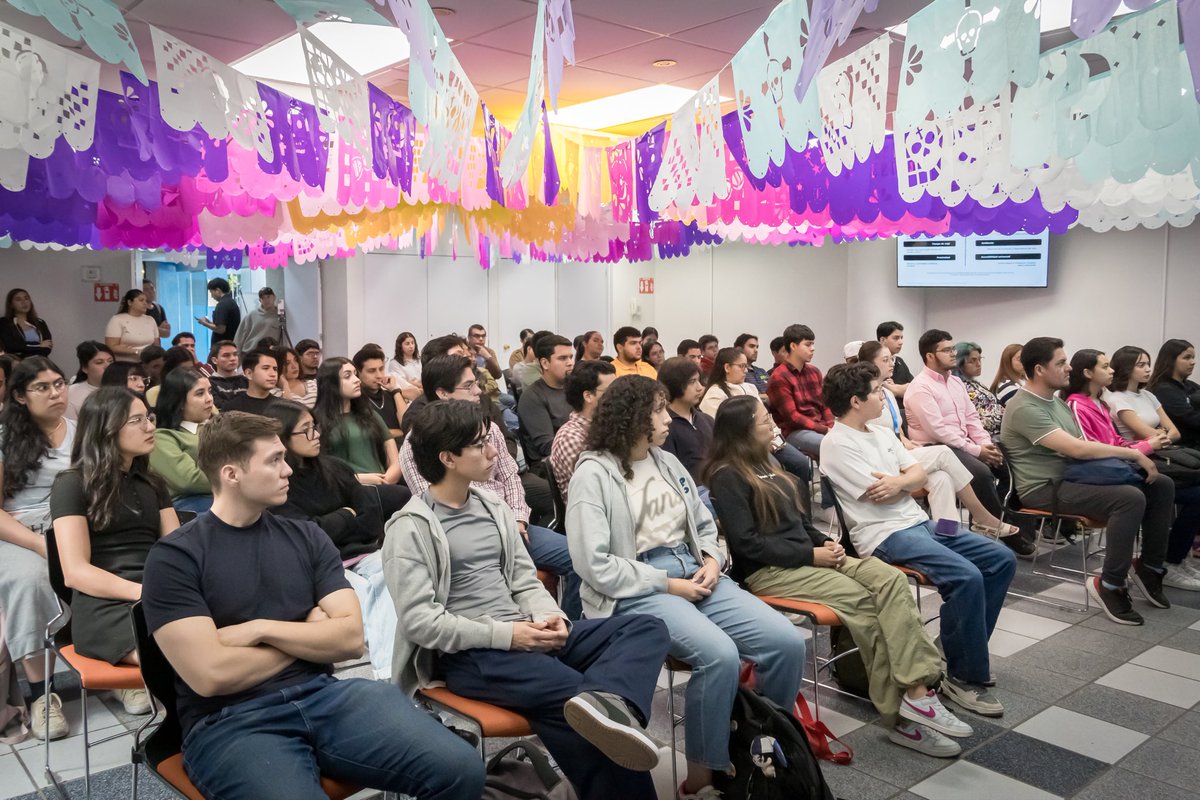 fermaparrilla's tweet photo. Hoy, en el Día del Logístico, tuve la oportunidad de compartir la conferencia “Los nuevos retos del estudio de la movilidad urbana” con estudiantes y comunidad universitaria del CUCEI. 

Fue un espacio para conversar sobre los retos actuales de la movilidad, el transporte y más. https://t.co/sfhT1DdRjI