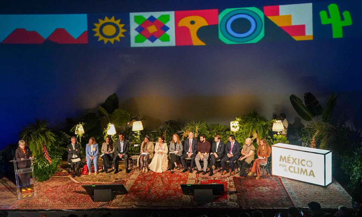 SEMARNAT_mx's tweet photo. 🌎 La secretaria @aliciabarcena junto con la jefa de Gobierno de la Ciudad de México, @ClaraBrugadaM, participó en la inauguración de la Semana de Acción por el Clima y la Naturaleza 2026, un espacio que reúne a gobiernos, empresas, academia, organizaciones sociales, juventudes y comunidades para pasar de los compromisos a la acción.

En su intervención, la secretaria Bárcena Ibarra estableció: “El cambio climático ya no es una advertencia sobre el futuro, el cambio climático ya nos alcanzó”.

México, añadió, impulsa una política climática humanista, basada en la ciencia, la igualdad y la justicia ambiental, orientada a proteger a las personas más vulnerables, a los territorios y a sus medios de vida, así como avanzar en acciones de mitigación y adaptación frente a los impactos que ya enfrentamos.

La jefa de Gobierno definió que esta Semana representa “un gran esfuerzo compartido entre la sociedad civil, entre los distintos sectores, iniciativas privadas, empresariales, y con el gobierno de la ciudad”.

La titular de @SEDEMA_CDMX, @Jualicra, resaltó que “ya era hora de que la Ciudad de México también albergara su propia Semana de Acción Climática”.

🌱 La acción climática requiere sumar capacidades, fortalecer la adaptación, recuperar ecosistemas y construir ciudades más saludables, habitables y resilientes.

También participaron @AllegraBaiocchi, de @ONUMX; @suvi_s, de @UEenMexico; Carlos Torres Rosas, de @NafinOficial y @bancomext; Erica Valencia, de México por el Clima; y @JoseMedinaMora, presidente del @cceoficialmx, entre otros.

#SomosMedioAmbiente