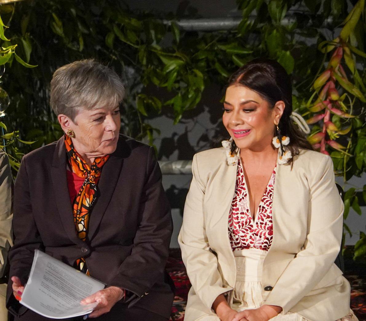 SEMARNAT_mx's tweet photo. 🌎 La secretaria @aliciabarcena junto con la jefa de Gobierno de la Ciudad de México, @ClaraBrugadaM, participó en la inauguración de la Semana de Acción por el Clima y la Naturaleza 2026, un espacio que reúne a gobiernos, empresas, academia, organizaciones sociales, juventudes y comunidades para pasar de los compromisos a la acción.

En su intervención, la secretaria Bárcena Ibarra estableció: “El cambio climático ya no es una advertencia sobre el futuro, el cambio climático ya nos alcanzó”.

México, añadió, impulsa una política climática humanista, basada en la ciencia, la igualdad y la justicia ambiental, orientada a proteger a las personas más vulnerables, a los territorios y a sus medios de vida, así como avanzar en acciones de mitigación y adaptación frente a los impactos que ya enfrentamos.

La jefa de Gobierno definió que esta Semana representa “un gran esfuerzo compartido entre la sociedad civil, entre los distintos sectores, iniciativas privadas, empresariales, y con el gobierno de la ciudad”.

La titular de @SEDEMA_CDMX, @Jualicra, resaltó que “ya era hora de que la Ciudad de México también albergara su propia Semana de Acción Climática”.

🌱 La acción climática requiere sumar capacidades, fortalecer la adaptación, recuperar ecosistemas y construir ciudades más saludables, habitables y resilientes.

También participaron @AllegraBaiocchi, de @ONUMX; @suvi_s, de @UEenMexico; Carlos Torres Rosas, de @NafinOficial y @bancomext; Erica Valencia, de México por el Clima; y @JoseMedinaMora, presidente del @cceoficialmx, entre otros.

#SomosMedioAmbiente