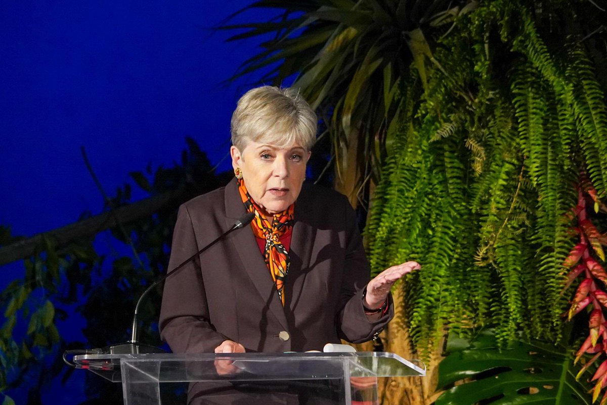 SEMARNAT_mx's tweet photo. 🌎 La secretaria @aliciabarcena junto con la jefa de Gobierno de la Ciudad de México, @ClaraBrugadaM, participó en la inauguración de la Semana de Acción por el Clima y la Naturaleza 2026, un espacio que reúne a gobiernos, empresas, academia, organizaciones sociales, juventudes y comunidades para pasar de los compromisos a la acción.

En su intervención, la secretaria Bárcena Ibarra estableció: “El cambio climático ya no es una advertencia sobre el futuro, el cambio climático ya nos alcanzó”.

México, añadió, impulsa una política climática humanista, basada en la ciencia, la igualdad y la justicia ambiental, orientada a proteger a las personas más vulnerables, a los territorios y a sus medios de vida, así como avanzar en acciones de mitigación y adaptación frente a los impactos que ya enfrentamos.

La jefa de Gobierno definió que esta Semana representa “un gran esfuerzo compartido entre la sociedad civil, entre los distintos sectores, iniciativas privadas, empresariales, y con el gobierno de la ciudad”.

La titular de @SEDEMA_CDMX, @Jualicra, resaltó que “ya era hora de que la Ciudad de México también albergara su propia Semana de Acción Climática”.

🌱 La acción climática requiere sumar capacidades, fortalecer la adaptación, recuperar ecosistemas y construir ciudades más saludables, habitables y resilientes.

También participaron @AllegraBaiocchi, de @ONUMX; @suvi_s, de @UEenMexico; Carlos Torres Rosas, de @NafinOficial y @bancomext; Erica Valencia, de México por el Clima; y @JoseMedinaMora, presidente del @cceoficialmx, entre otros.

#SomosMedioAmbiente