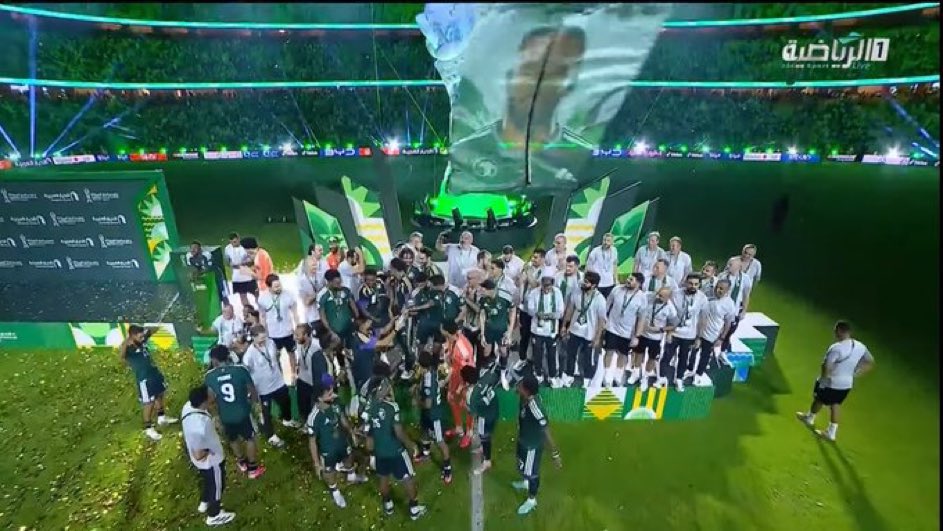 iih4u's tweet photo. لقطة عظيمة 
صورة فهد المولد وقت التتويج 

الله يشفيه ويعافيه https://t.co/njXroJPfOx