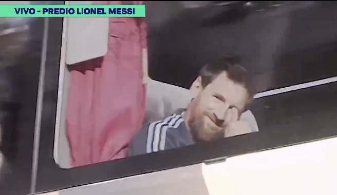 TouchlineX's tweet photo. 🚨 𝗡𝗘𝗪: Lionel Messi in the bus on his way to the stadium. https://t.co/4VZYKB3FKa