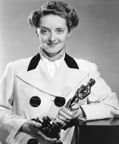 TheRewindDaily's tweet photo. Bette Davis claimed she named the Oscar. After her husband's backside. 🏆

She died 37 years ago today, Oct 6, 1989.

Her story: the statuette's rear looked just like that of her first husband, Harmon Oscar Nelson. Other people have claimed credit for the name too, and nobody has ever settled it.

What's not in doubt is the line on her tomb:
"She did it the hard way." ⏪