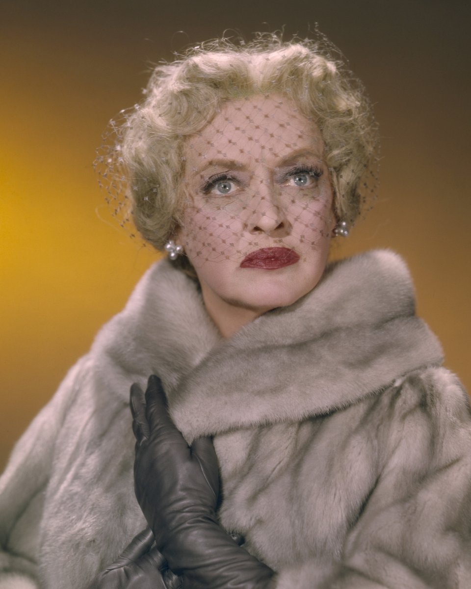 TheRewindDaily's tweet photo. Bette Davis claimed she named the Oscar. After her husband's backside. 🏆

She died 37 years ago today, Oct 6, 1989.

Her story: the statuette's rear looked just like that of her first husband, Harmon Oscar Nelson. Other people have claimed credit for the name too, and nobody has ever settled it.

What's not in doubt is the line on her tomb:
"She did it the hard way." ⏪
