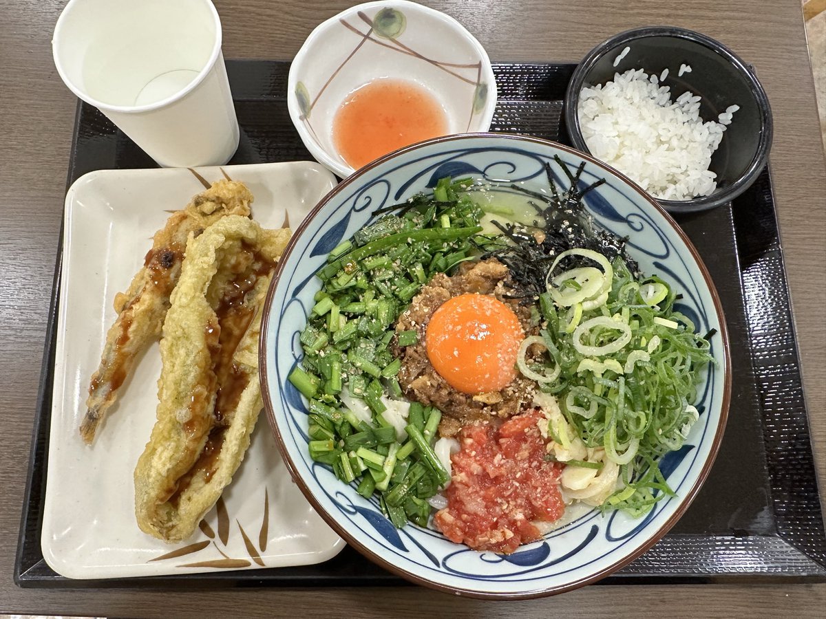 zackslittle's tweet photo. 昨日の晩飯
肉辛まぜうどんとジャンボピーマン天と子持ちししゃも天
まぜうどんが来たから食べないとで行ってきた。
激辛で汗ふきでまわったけど美味かった。 https://t.co/ocjHVlxYnW