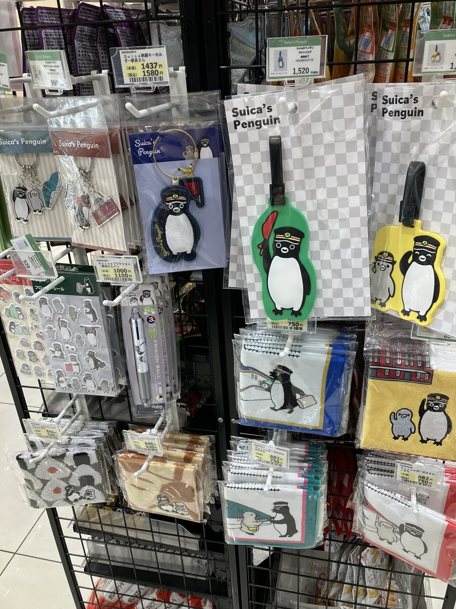 thaga2's tweet photo. 浦和駅NDの🐧コーナーとレジ前のコーナー
最寄駅のお店とは品揃えが違いました
A5の3ポケットクリアファイルをお迎え🐧 https://t.co/Lj8vMqOloi