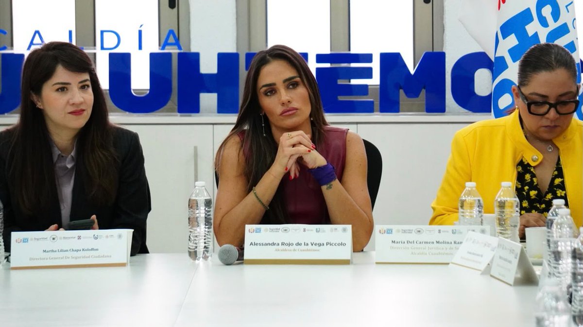 AlcCuauhtemocMx's tweet photo. La alcaldesa Ale Rojo de la Vega encabezó la Mesa de Construcción de Paz y Seguridad, un espacio de seguimiento y coordinación para revisar las acciones que se realizan en territorio y reforzar la atención a las necesidades de la comunidad.🚓 https://t.co/lr5T4kasbN
