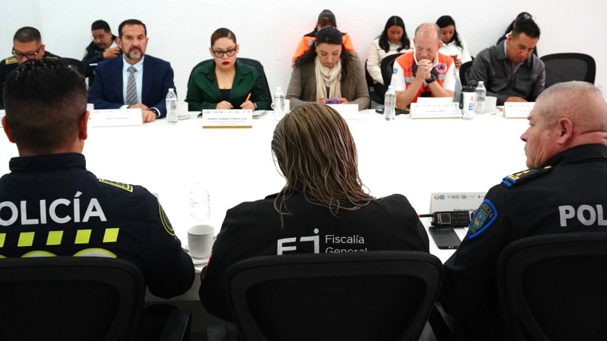 AlcCuauhtemocMx's tweet photo. La alcaldesa Ale Rojo de la Vega encabezó la Mesa de Construcción de Paz y Seguridad, un espacio de seguimiento y coordinación para revisar las acciones que se realizan en territorio y reforzar la atención a las necesidades de la comunidad.🚓 https://t.co/lr5T4kasbN