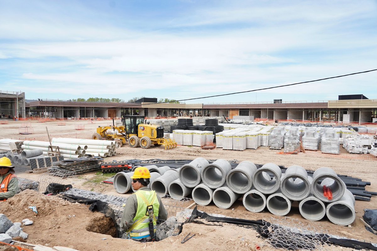 Julio_Alak's tweet photo. Recorrimos los avances del nuevo centro comercial que el Grupo IRSA está construyendo en Gonnet, una inversión cercana a los 200 millones de dólares que generará más de 1.500 empleos directos y 4.000 indirectos.

La obra ya alcanzó un 55% de avance y contará con más de 100 locales comerciales, además de viviendas, oficinas, hotel, gastronomía, cines y servicios.

Seguimos acompañando las inversiones que generan empleo, impulsan la actividad económica y fortalecen el desarrollo de La Plata y toda la Región Capital.

#OrdenYProgreso