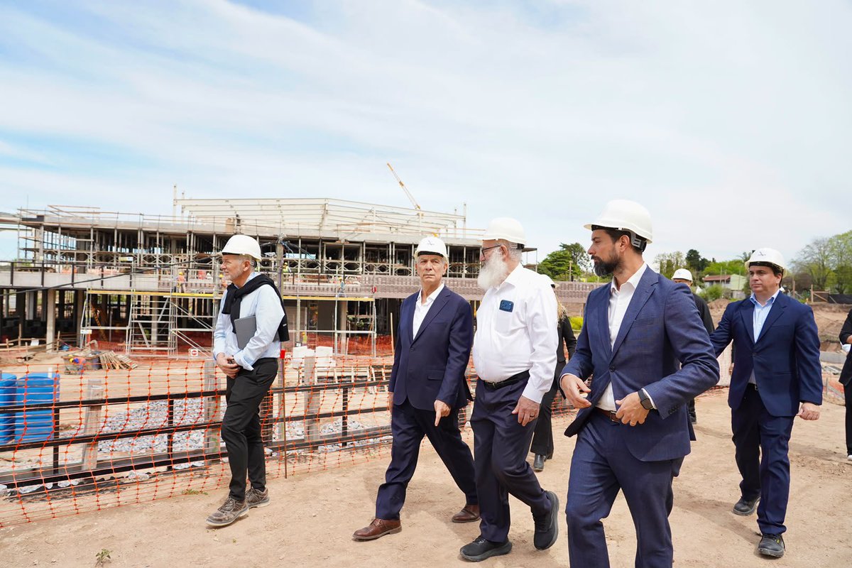 Julio_Alak's tweet photo. Recorrimos los avances del nuevo centro comercial que el Grupo IRSA está construyendo en Gonnet, una inversión cercana a los 200 millones de dólares que generará más de 1.500 empleos directos y 4.000 indirectos.

La obra ya alcanzó un 55% de avance y contará con más de 100 locales comerciales, además de viviendas, oficinas, hotel, gastronomía, cines y servicios.

Seguimos acompañando las inversiones que generan empleo, impulsan la actividad económica y fortalecen el desarrollo de La Plata y toda la Región Capital.

#OrdenYProgreso