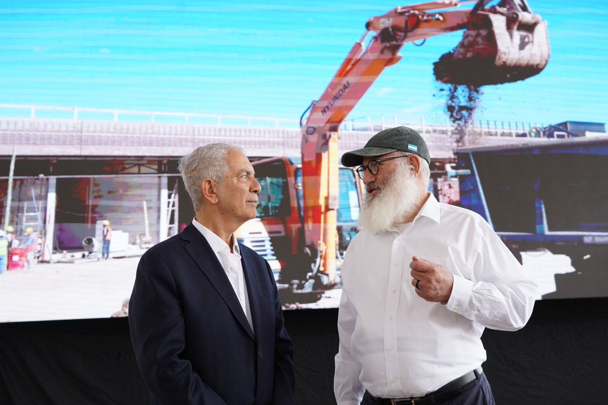 Julio_Alak's tweet photo. Recorrimos los avances del nuevo centro comercial que el Grupo IRSA está construyendo en Gonnet, una inversión cercana a los 200 millones de dólares que generará más de 1.500 empleos directos y 4.000 indirectos.

La obra ya alcanzó un 55% de avance y contará con más de 100 locales comerciales, además de viviendas, oficinas, hotel, gastronomía, cines y servicios.

Seguimos acompañando las inversiones que generan empleo, impulsan la actividad económica y fortalecen el desarrollo de La Plata y toda la Región Capital.

#OrdenYProgreso
