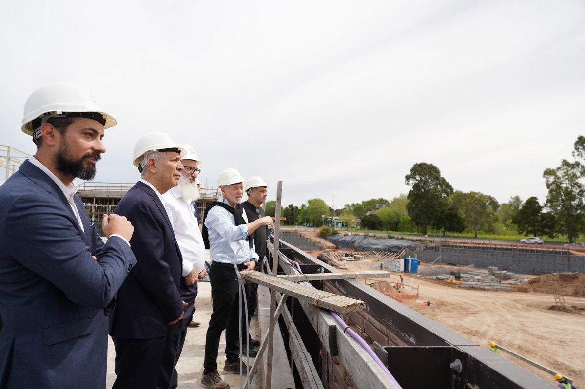 Julio_Alak's tweet photo. Recorrimos los avances del nuevo centro comercial que el Grupo IRSA está construyendo en Gonnet, una inversión cercana a los 200 millones de dólares que generará más de 1.500 empleos directos y 4.000 indirectos.

La obra ya alcanzó un 55% de avance y contará con más de 100 locales comerciales, además de viviendas, oficinas, hotel, gastronomía, cines y servicios.

Seguimos acompañando las inversiones que generan empleo, impulsan la actividad económica y fortalecen el desarrollo de La Plata y toda la Región Capital.

#OrdenYProgreso
