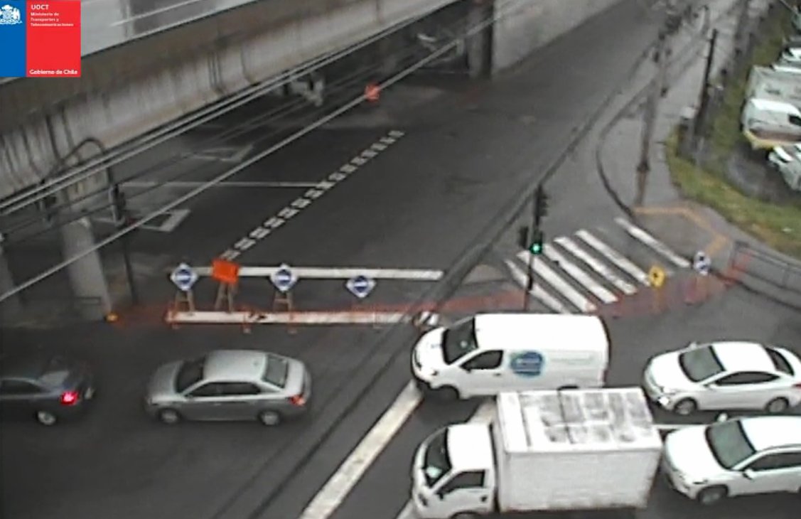 TTISantiago's tweet photo. Ahora (18:02) tránsito SUSPENDIDO en vía local de @Vespucio_Norte al poniente desde Camino Lo Echevers, debido a acumulación de agua-lluvia en la vía. Opte por vía expresa de la autopista #Quilicura https://t.co/srOvEjopHV