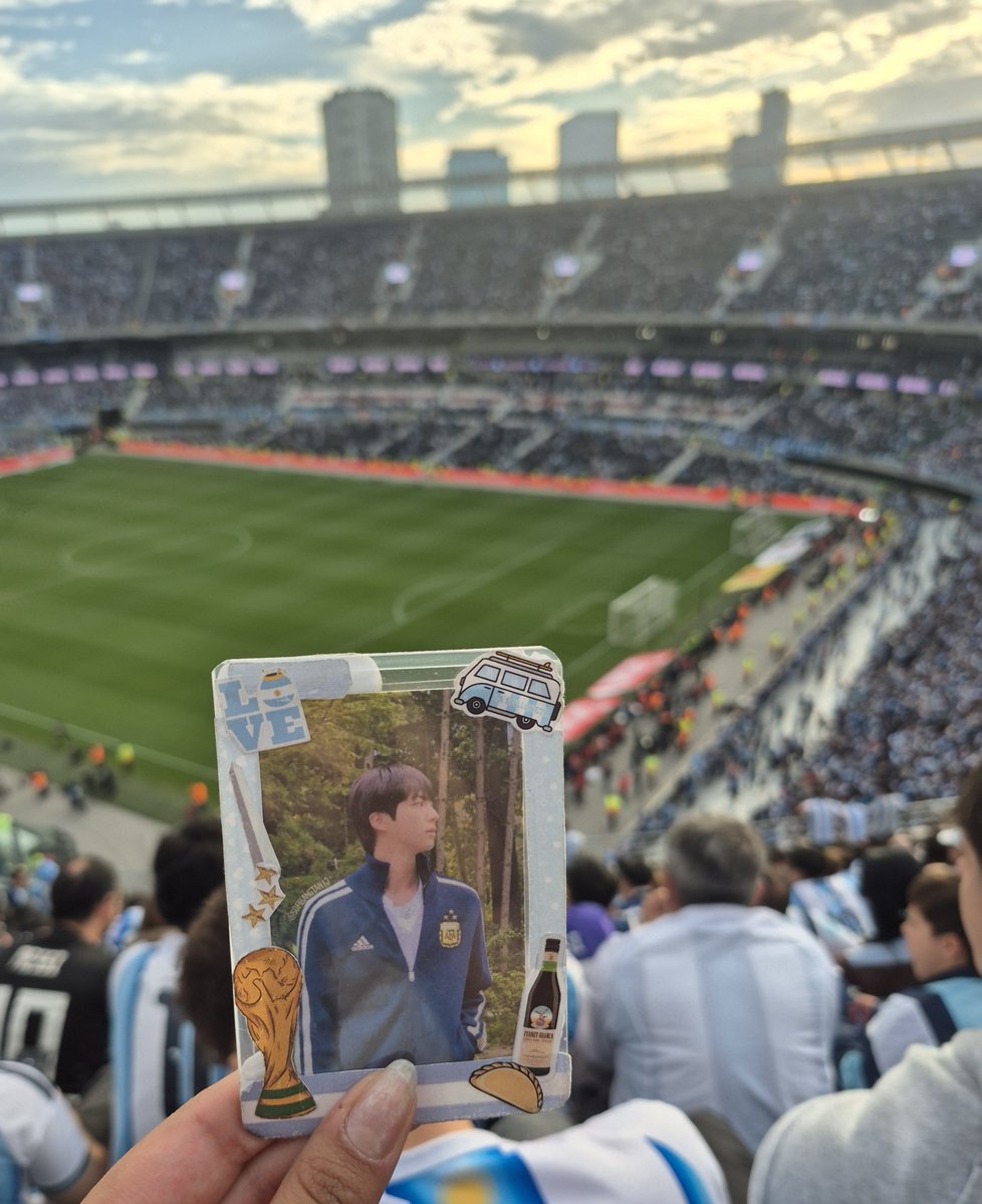 sofibangtan13's tweet photo. tenia que traer al mismísimo Kim Seokjin a la despedida de Messi, el más que nadie sabe lo que es despedirse en river🙂‍↔️ https://t.co/ZCFe9GJdQY