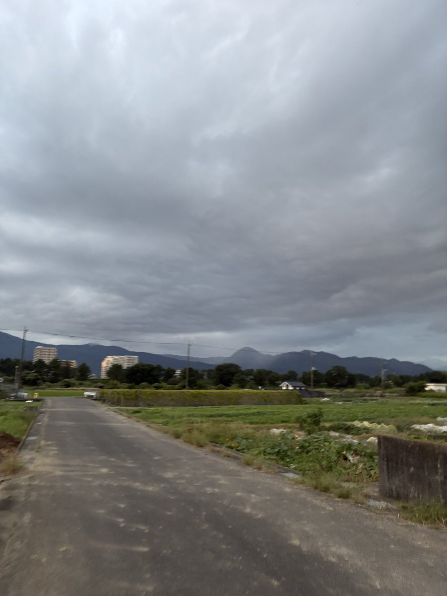 drnyanko1976's tweet photo. 山側はどんよりしてますが、気持ちは晴れで今日も行ってみよ(p`･ω･´q) https://t.co/iQubiUNzWb