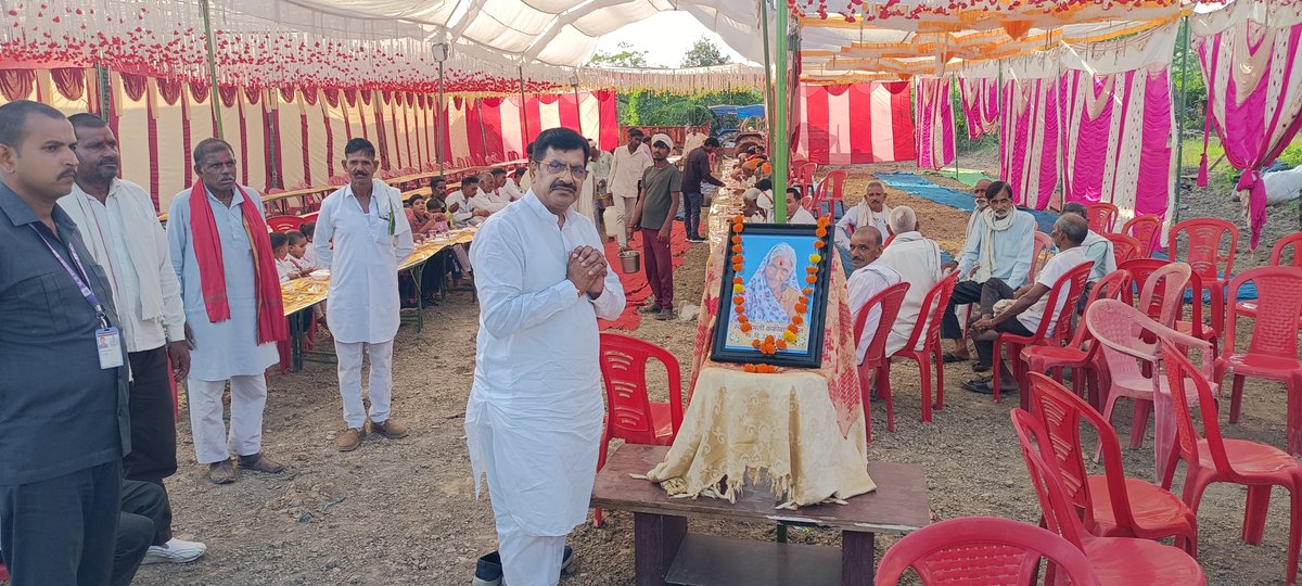 mla_pradeep's tweet photo. सेवढ़ा।* ग्राम *खाईखेड़ा में सिरनाम बघेल की माताजी स्व. कनकी बाई बघेल* की त्रयोदशी कार्यक्रम में सेवढ़ा विधायक *माननीय श्री प्रदीप अग्रवाल* सम्मिलित हुए। https://t.co/yu86a0laAo