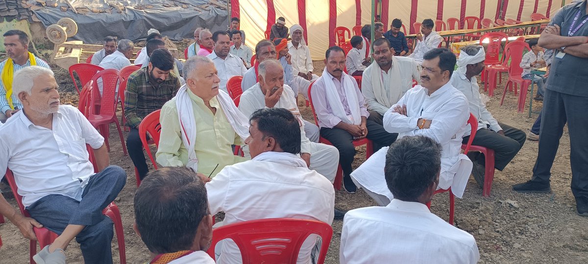 mla_pradeep's tweet photo. सेवढ़ा।* ग्राम *खाईखेड़ा में सिरनाम बघेल की माताजी स्व. कनकी बाई बघेल* की त्रयोदशी कार्यक्रम में सेवढ़ा विधायक *माननीय श्री प्रदीप अग्रवाल* सम्मिलित हुए। https://t.co/yu86a0laAo