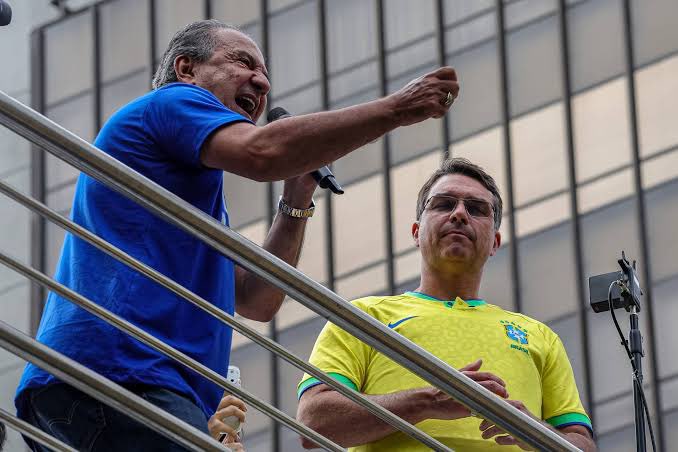corrupcaobrnews's tweet photo. 🚨URGENTE! Por ser evangélico, Flávio Bolsonaro pode ACABAR com todos os feriados católicos no Brasil. https://t.co/Yb1D4l0SDF