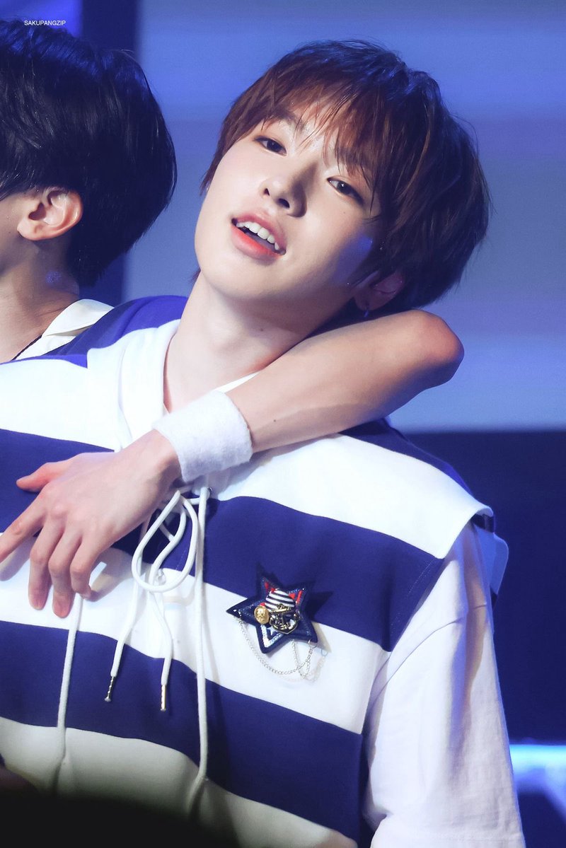 x_hzn3h's tweet photo. 근데 사쿠야 진짜너무너무 신기한게 몸은 점점 남자가되어가는데 얼굴은 여전히 귀여움+잘생김임,, 보통은 얼굴이 귀여우면 몸도 귀여움 근데 얜 점점 몸 골격 프레임이 잡혀감
걍뭔가 특유의 분위기+성격+얼굴까지 합쳐져서 모든 여자들이 환장할 포인트를 보유중임

그냥 아이돌하려고 태어난사람 https://t.co/W0VITgM2tn