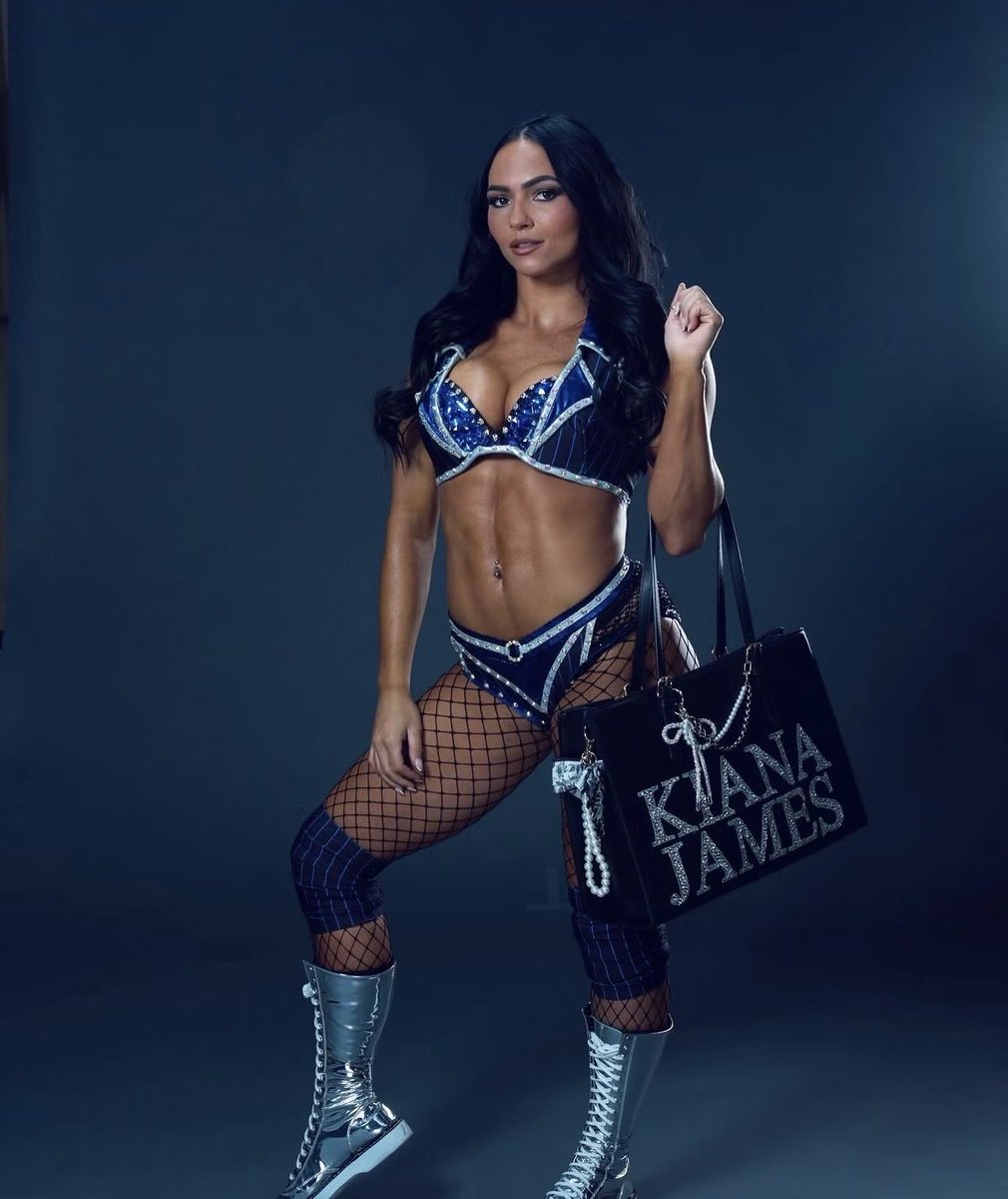 WWECrave's tweet photo. Kiana James reveals the contents of the purse she carries around:

"A gun." https://t.co/LlbkNMfW0u
