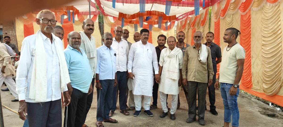 mla_pradeep's tweet photo. सेवड़ा विधायक माननीय प्रदीप अग्रवाल जी शोक संवेदना व्यक्त की साथ में रहे दादा लाखन सिंह चौहान गोपाल श्रीवास्तव कमल सिंह चौहान डॉक्टर शिवराज सिंह चौहान पूर्व सरपंच गजेंद्र सिंह चौहान नीरू चौहान उत्तम त्रिपाठी विजय सिंह निरंजन मंगल परिहर पवन पाठक आदि https://t.co/7su3SmL3lv