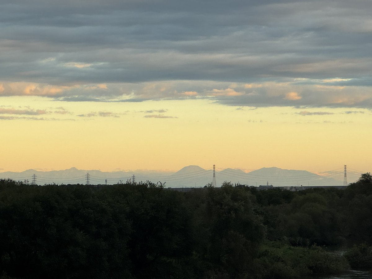sunsunriko's tweet photo. おはようございます。今朝もしっかり朝活。富士山は残念でしたが筑波山、スカイツリー秩父の山がしっかり見えました。今日は少し雲が多い日になるのかな？
＃朝活　#イマソラ　#空が好き https://t.co/L2xjvi39wt