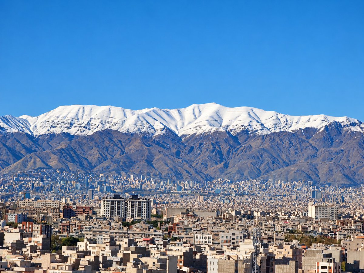 kiarashmi's tweet photo. برای من نماد اصلی #تهران کوه هست، منظره قله های شاه‌نشین و توچال.
 شهرمون می‌تونست از زیباترین شهرهای دنیا باشه
(به مناسبت روز تهران) https://t.co/sejVomqBzn