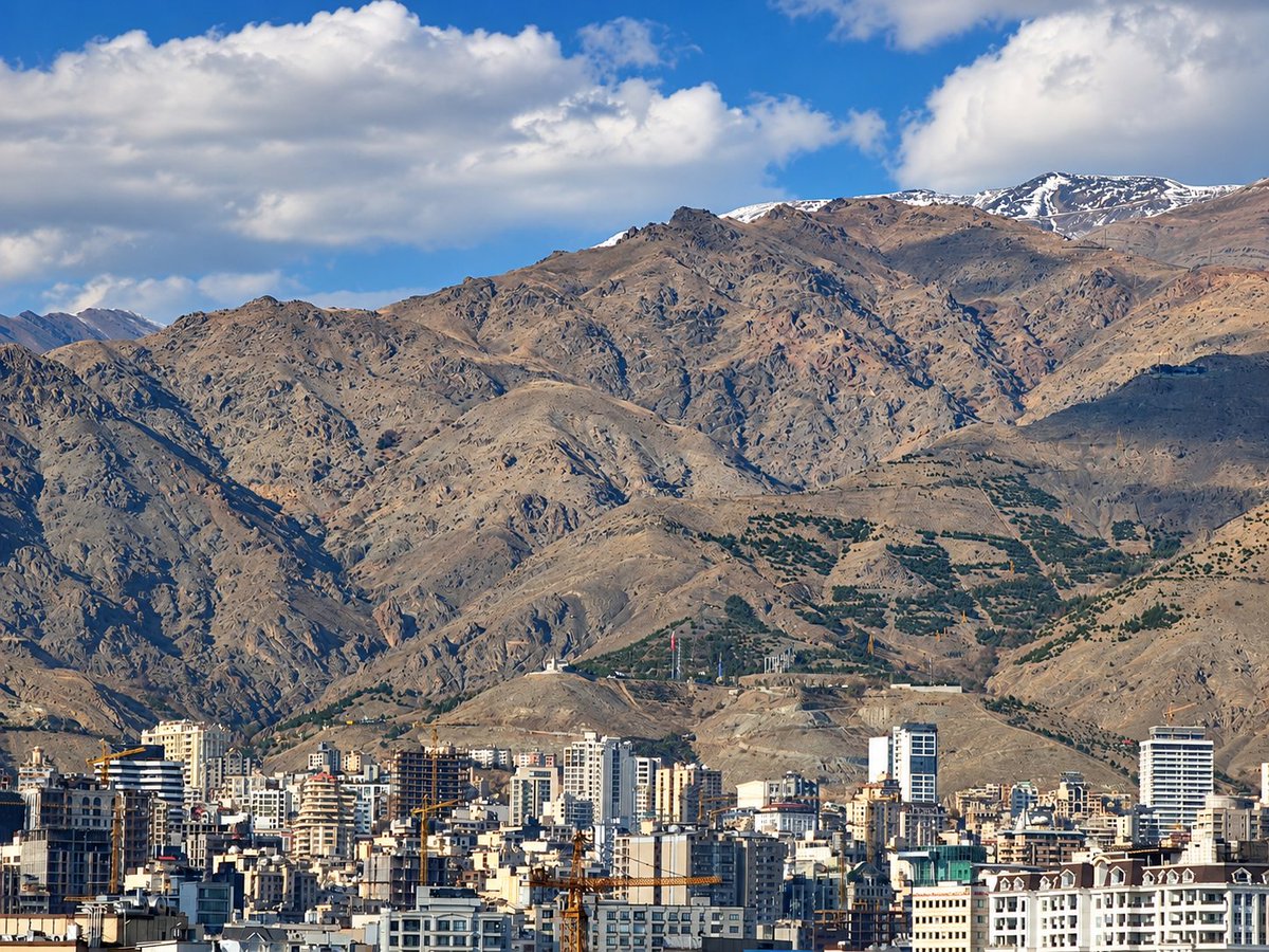 kiarashmi's tweet photo. برای من نماد اصلی #تهران کوه هست، منظره قله های شاه‌نشین و توچال.
 شهرمون می‌تونست از زیباترین شهرهای دنیا باشه
(به مناسبت روز تهران) https://t.co/sejVomqBzn