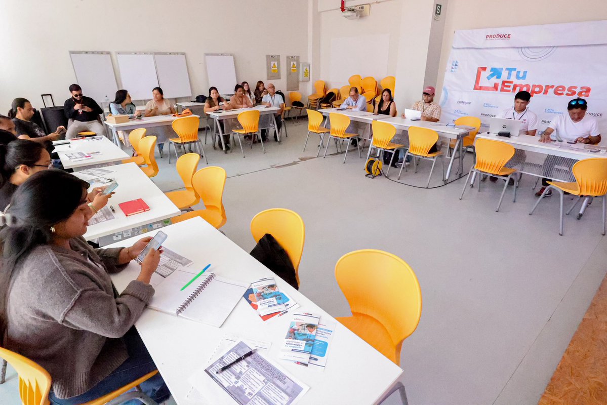 tuempresagobpe's tweet photo. 📍#VES | 🚀 ¡Más herramientas digitales para vender más! Las MYPE manufactureras del Parque Industrial de Villa El Salvador participaron en la primera jornada de Digitalización y Ventas Directas, en el marco de los compromisos asumidos por el @MINPRODUCCION para este sector. https://t.co/T1x0jyCWxT