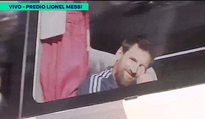 Live broadcast screenshot labeled 'VIVO - PREDIO LIONEL MESSI' showing soccer player Lionel Messi looking out from inside a vehicle.