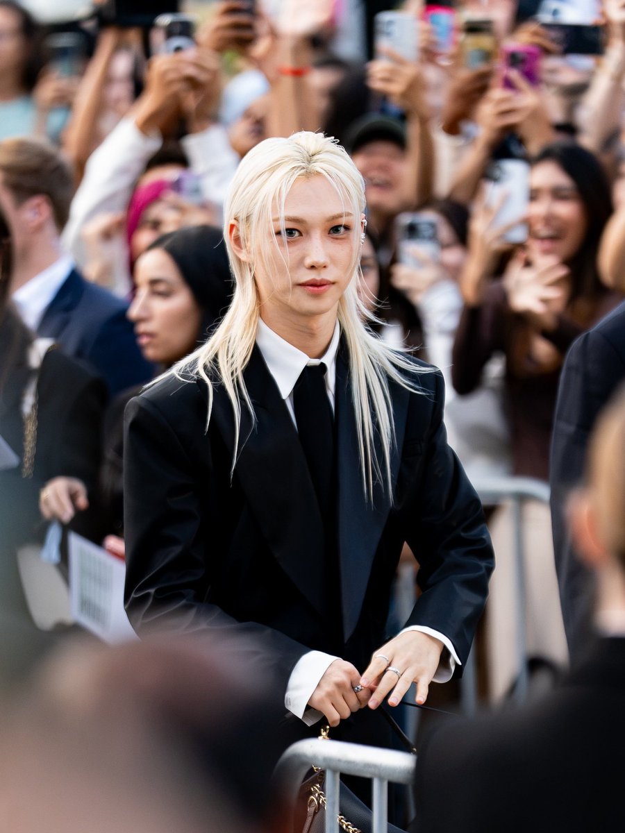 stayunny's tweet photo. These photos of hyunlix in the crowd 🤍✨

#hyunlix #FELIXxLVSS27 #DiorSummer27 https://t.co/pc2nnEDu7I