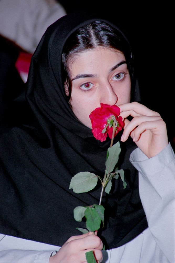 wana_visualss's tweet photo. 🇮🇷 A Young Iranian Woman with a Rose, Iran, 1999. https://t.co/DCqN2hIEfR