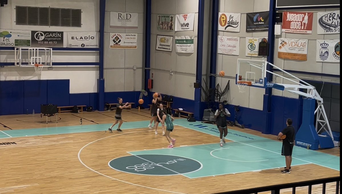 abelaguado_'s tweet photo. ¡Hola! 👋🏻 

Hemos grabado un 24 HORAS con una jugadora en este pabellón donde nunca habíamos estado 

¿Quién creéis que es? 🤔🏀🔝

🤝Con los amigos de Autocares Torres (https://t.co/TNX2Re3Gc7)🚌🔝 https://t.co/PBWPvnwgZl