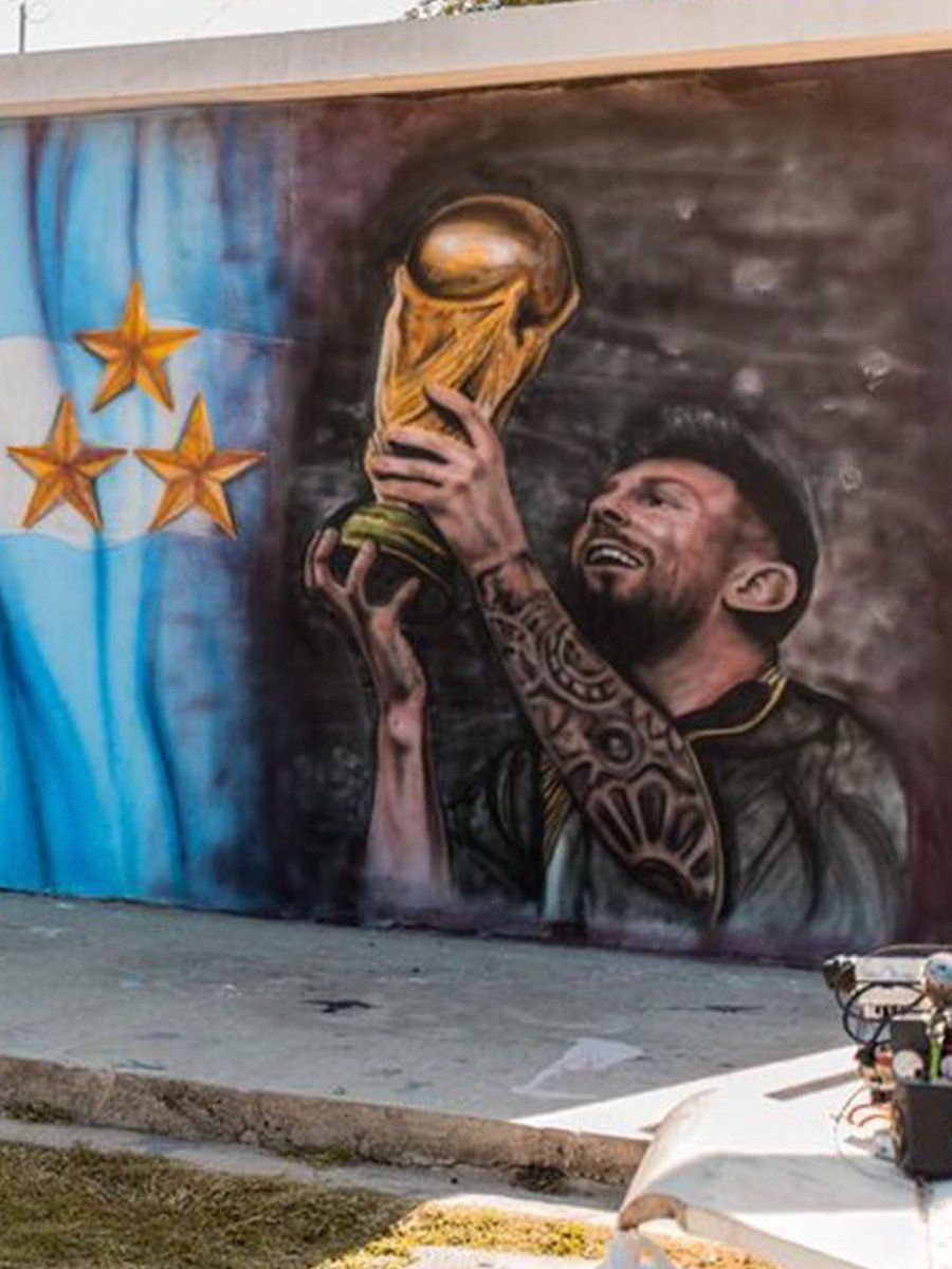 ManuelCalvoCba's tweet photo. Messi nos hizo felices durante muchos años y dejó momentos que forman parte de nuestra historia. Pero quizás lo más valioso de su recorrido no esté solamente en todo lo que ganó, sino también en la manera en que llegó hasta ahí.

Tuvo dificultades, derrotas y momentos en los que las cosas no salieron como esperaba. Siguió trabajando, volvió a intentarlo y nunca perdió la humildad ni el respeto por los demás. Y eso lo hace único también como persona. Porque su historia nos recuerda que el esfuerzo, la constancia y la forma en que uno transita el camino importan tanto como los resultados.

Gracias, Leo, por tantas alegrías y, sobre todo, por el ejemplo. Lo que dejaste en los argentinos va mucho más allá del fútbol.

#GraciasLeo #Messi